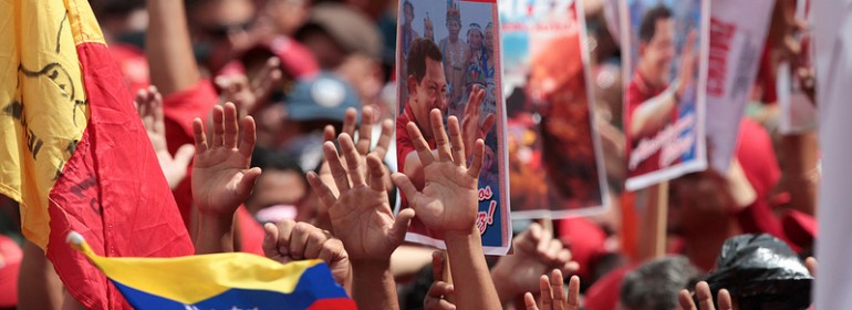 Thousands of supporters turned out on the 10th January to celebrate President Hugo Chávez's inauguration in Caracas. Chávez, however, did not attend, instead remaining in Cuba for medical treatment. [Chavezcandanga]
