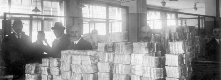 Cash is delivered to a German bank during hyperinflation in Germany in1923 [Bundesarchiv, Bild 183-R1215-506 / CC-BY-SA]
